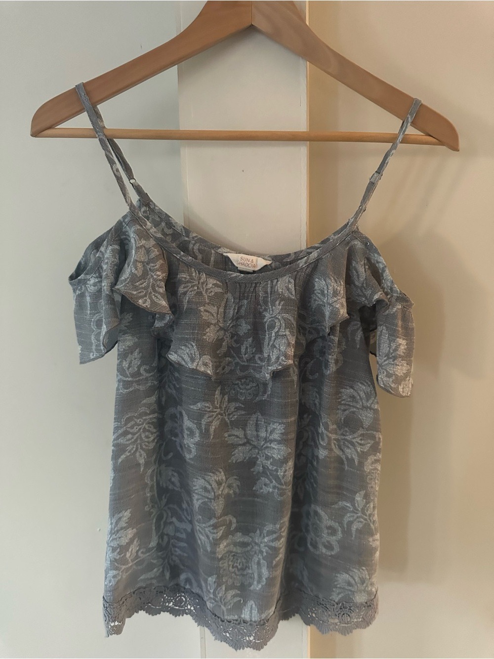 SUN & SHADOW FLORAL SLEEVELESS BLOUSE W/ CROCHET TRIM FEMININE RUFFLE SZ XS